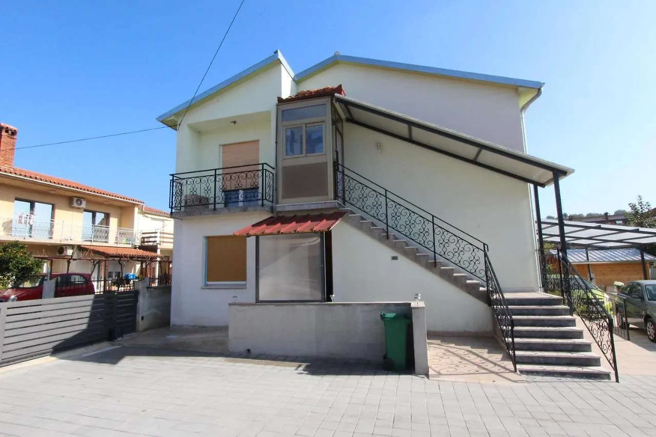 Apartment Oto Pula 0*,